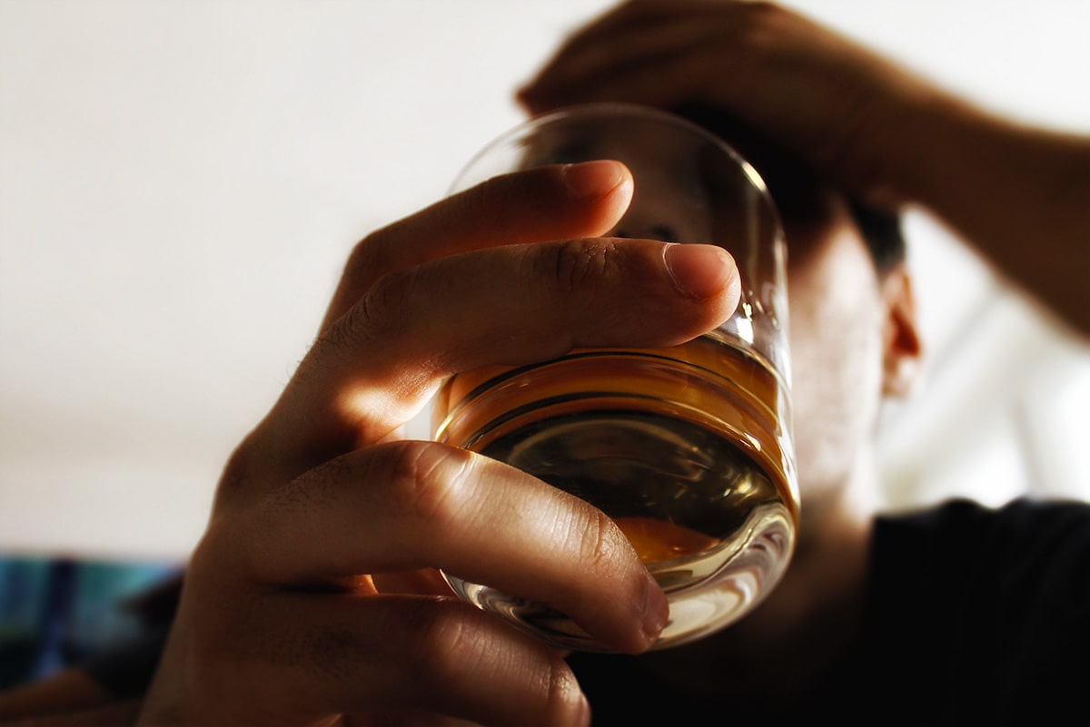 A las personas con VIH se le debilitan los huesos si consumen alcohol 